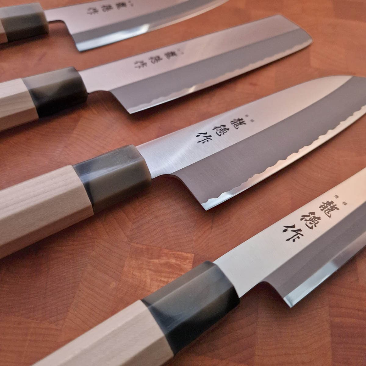 Knivsett Ryutoku, Santoku, Nakri, Deba og Yanagiba - TOJIRO bilde 2