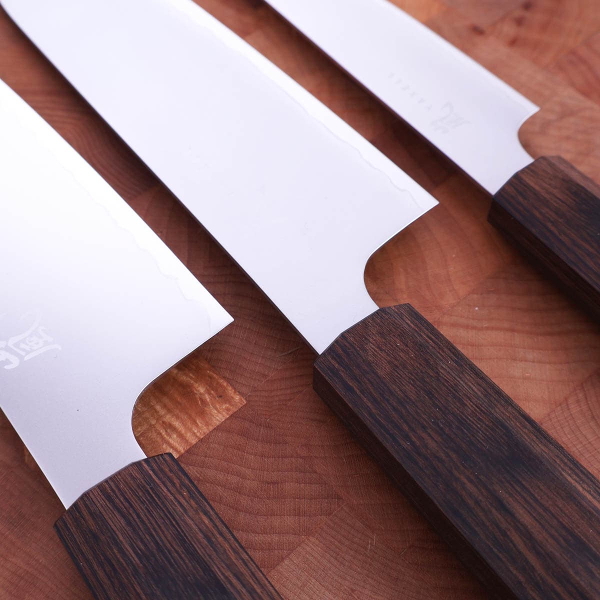 Knivsett 20cm Kokkekniv, 16,5cm Grønsakskniv (Santoku) og 12cm Universalkniv, Hana - Yaxell bilde 4