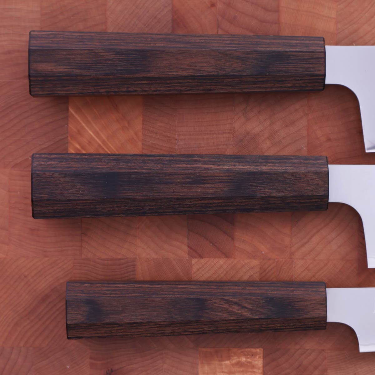 Knivsett 20cm Kokkekniv, 16,5cm Grønsakskniv (Santoku) og 12cm Universalkniv, Hana - Yaxell bilde 3