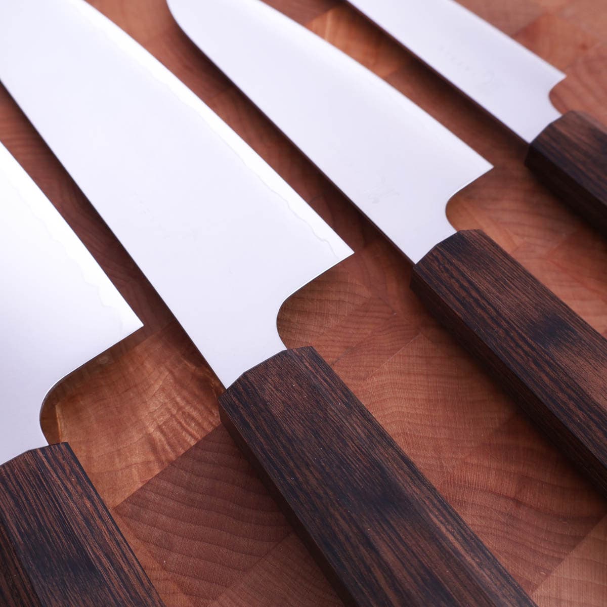 Knivsett 20cm Kokkekniv, 16,5cm Grønsakskniv (Santoku),  12,5cm Grønnsakskniv (Ko-santoku) og 12cm Universalkniv, Hana - Yaxell bilde 4