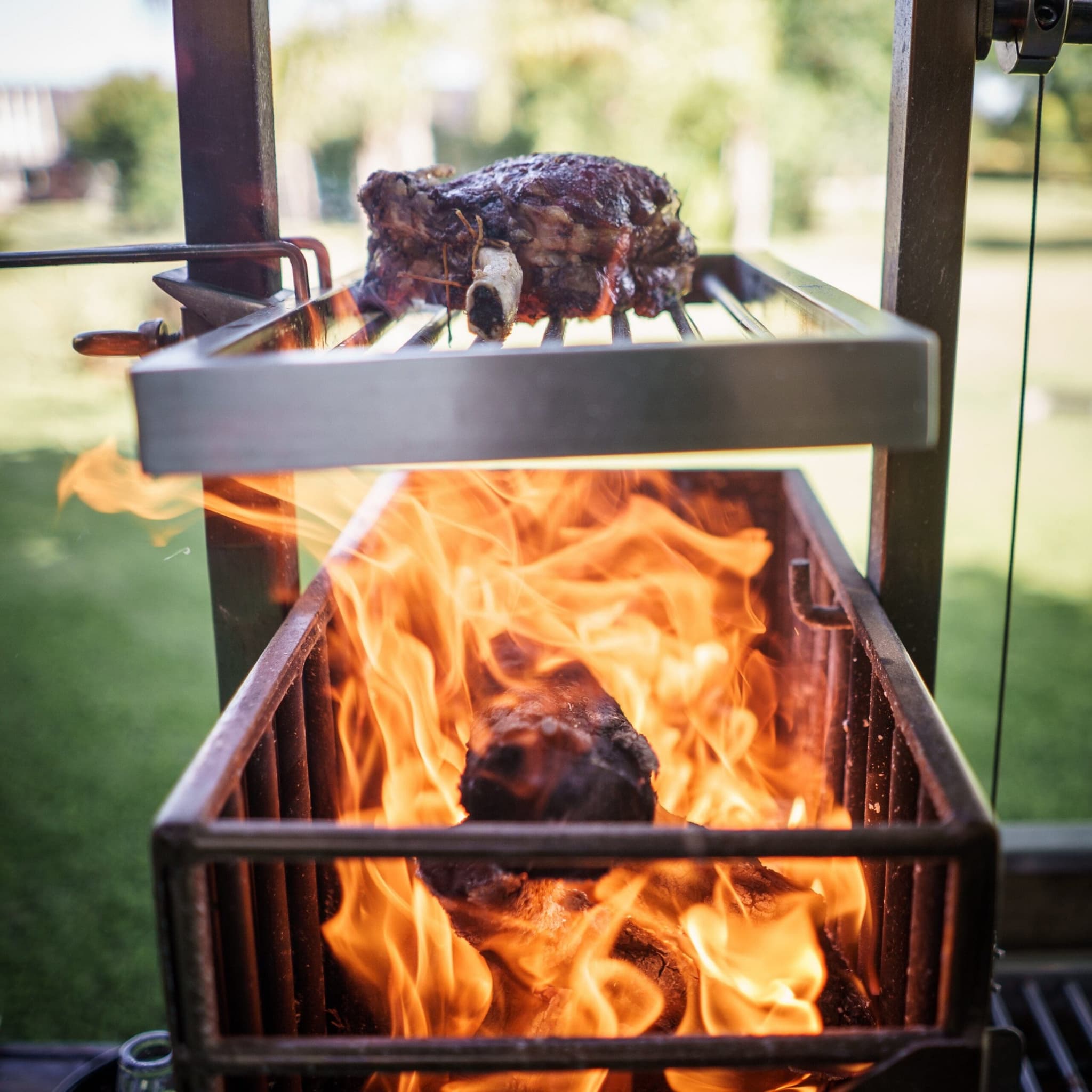 Argentinsk kullgrill med understell, BBQ03 – TAGWOOD